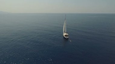 Hava güzel sahil şeridi kapalı büyük yelkenli resmini süpürme