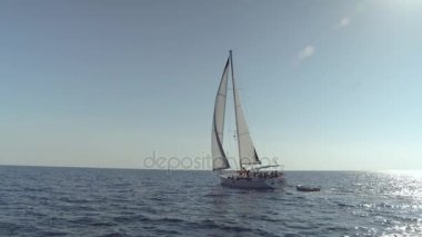 Hava güzel sahil şeridi kapalı büyük yelkenli resmini süpürme