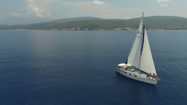 Nádherný Vzdušný záběr velké plachetnice z krásné pobřeží — Stock video