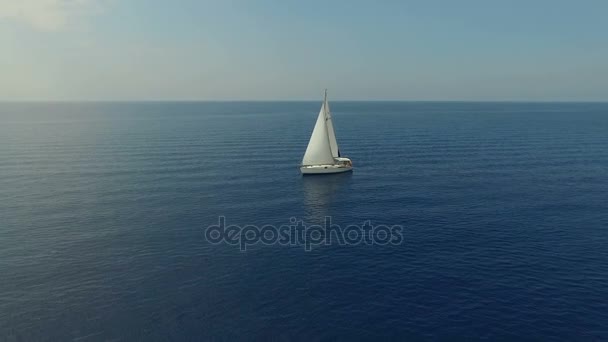 Colpo aereo spazzare di grande barca a vela al largo della bellissima costa — Video Stock