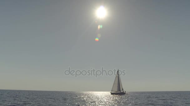 Luchtfoto van grote zeilboot voor mooie kust vegen — Stockvideo