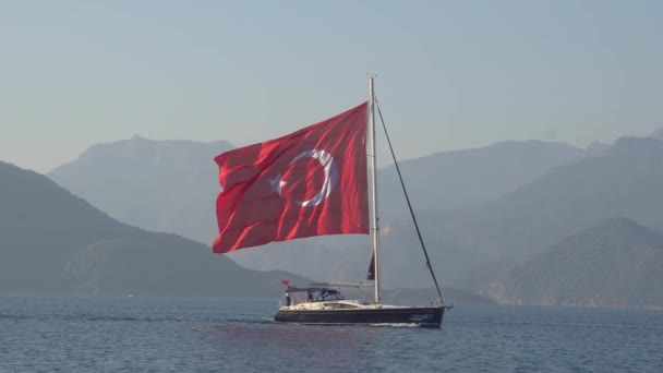 Una gran bandera turca en un barco — Vídeos de Stock