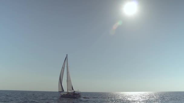 美しい海岸線を大型ヨットの抜本的な空中ショット — ストック動画