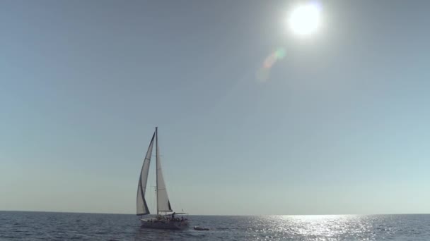 Svepande antenn skott av stor segelbåt utanför vackra kust — Stockvideo