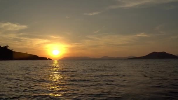 Flygfoto solnedgång. Gryning i havet — Stockvideo