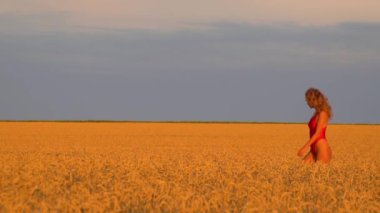 Kız bir kırmızı mayo bir alanda. SlowMo 120fps