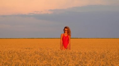 Kız bir kırmızı mayo bir alanda. SlowMo 120fps