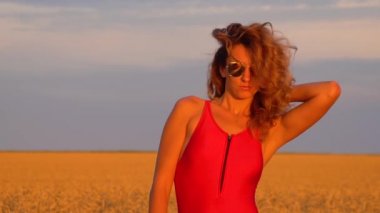 Kız bir kırmızı mayo bir alanda. SlowMo 120fps