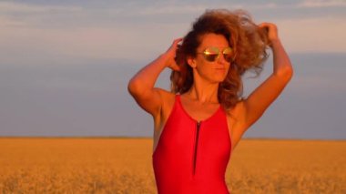 Kız bir kırmızı mayo bir alanda. SlowMo 120fps