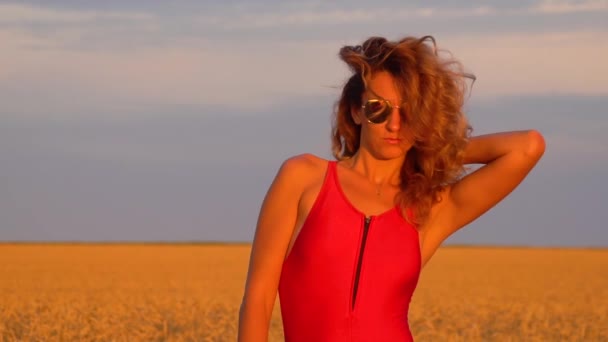 Girl in a field in a red swimsuit. Slowmo 120fps — Stock Video