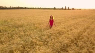 Genç güzel kız kırmızı alanda yürüyüş. Havadan görünümü. 4k