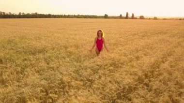 Genç güzel kız kırmızı alanda yürüyüş. Havadan görünümü. 4k