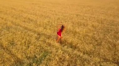 Genç güzel kız kırmızı alanda yürüyüş. Havadan görünümü. 4k