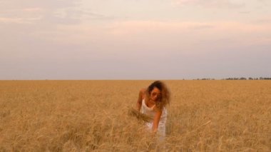 Güzel kız bir alan beyaz bir elbise içinde. SlowMo 120fps