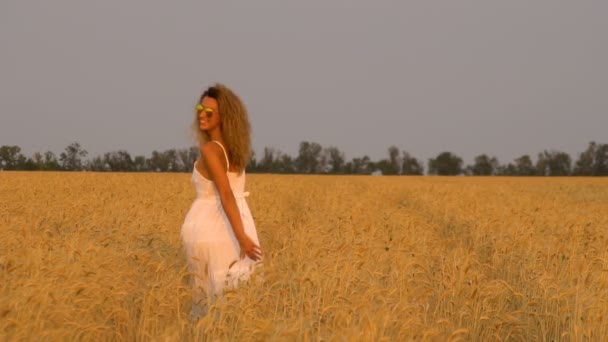 Menina bonita em um campo em um vestido branco. Slowmo 120fps — Vídeo de Stock