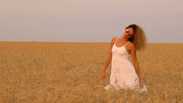 Menina bonita em um campo em um vestido branco. Slowmo 120fps — Vídeo de Stock