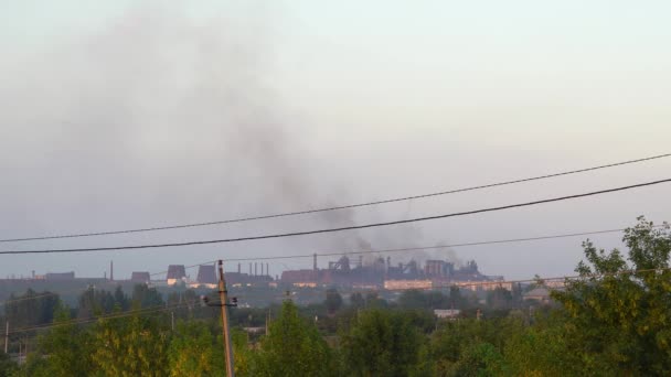 Las tuberías de la industria contaminan la atmósfera con humo. Planta — Vídeos de Stock