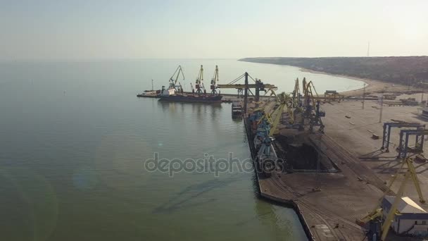 Vue aérienne Port. Grues à cargaison portuaire et navire. Mer — Video