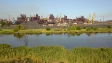 Yüksek fırın görünüm havadan. Eski fabrika. Deniz kenarında Metalurji tesisi hava atmosfer ve nehir su kirliliği ile sanayileşmiş şehir üzerinde havadan görünümü.