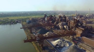 Yüksek fırın görünüm havadan. Eski fabrika. Deniz kenarında Metalurji tesisi hava atmosfer ve nehir su kirliliği ile sanayileşmiş şehir üzerinde havadan görünümü.