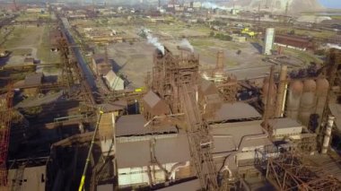 Yüksek fırın görünüm havadan. Eski fabrika. Deniz kenarında Metalurji tesisi hava atmosfer ve nehir su kirliliği ile sanayileşmiş şehir üzerinde havadan görünümü.