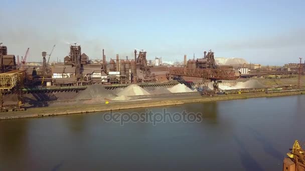 Explosão vista do forno a partir do ar. Uma velha fábrica. Vista aérea sobre a cidade industrializada com atmosfera de ar e poluição da água do rio de planta metalúrgica perto do mar . — Vídeo de Stock