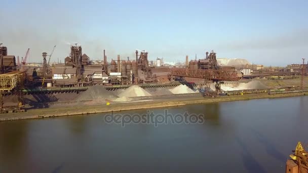 Hochofenblick aus der Luft. Alte Fabrik. Luftaufnahme über die industrialisierte Stadt mit Luftatmosphäre und Flusswasserverschmutzung durch metallurgische Anlage in Meeresnähe. — Stockvideo