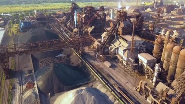 Vista del horno de explosión desde el aire. Antigua fábrica. Vista aérea sobre la ciudad industrializada con la atmósfera del aire y la contaminación del agua del río desde la planta metalúrgica cerca del mar . — Vídeos de Stock