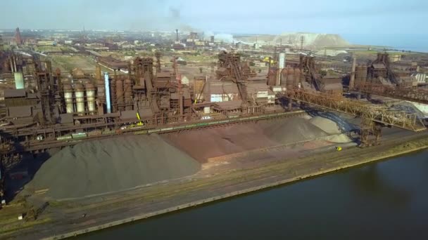 Wielki piec widok z powietrza. Stara fabryka. Widok z lotu ptaka uprzemysłowione miasto z zanieczyszczenia powietrza atmosferę i rzeka wody z zakładów metalurgicznych w pobliżu morza. — Wideo stockowe