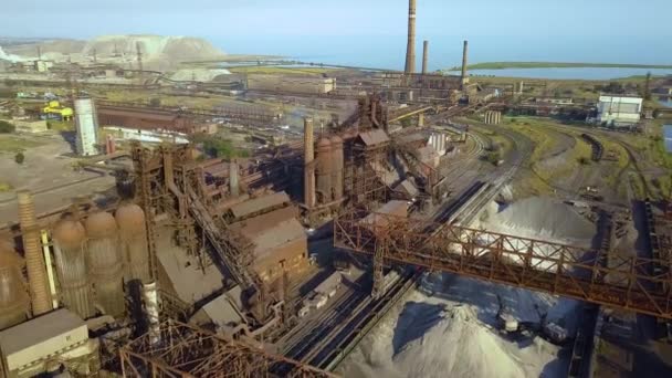 Masugnen vy från luften. Gamla fabriken. Flygfoto över industrialiserade stad med atmosfär och floden vatten luftföroreningar från metallurgical växten nära havet. — Stockvideo