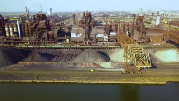 Masugnen vy från luften. Gamla fabriken. Flygfoto över industrialiserade stad med atmosfär och floden vatten luftföroreningar från metallurgical växten nära havet. — Stockvideo