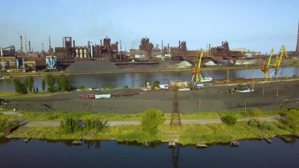 로 공중에서 보기 오래 된 공장입니다. 바다 근처 금속 공장에서 공기 분위기와 강 물 오염 된 산업 도시 조감도. — 비디오