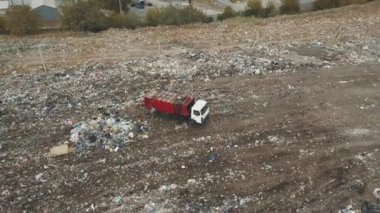Havadan görünümü. Şehir dökümü. Dökümü Çöp kamyonunda. Hava dron ekolojik zarar bir kadeh. Uçuş kentsel çöp dökümü üzerinde. Büyük çöp çöp yığınları.