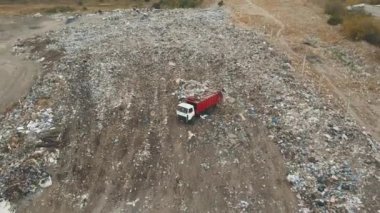 Havadan görünümü. Şehir dökümü. Dökümü Çöp kamyonunda. Hava dron ekolojik zarar bir kadeh. Uçuş kentsel çöp dökümü üzerinde. Büyük çöp çöp yığınları.