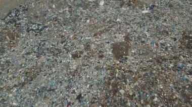 Havadan görünümü. Şehir dökümü. Dökümü Çöp kamyonunda. Hava dron ekolojik zarar bir kadeh. Uçuş kentsel çöp dökümü üzerinde. Büyük çöp çöp yığınları.