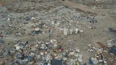 Havadan görünümü. Şehir dökümü. Dökümü Çöp kamyonunda. Hava dron ekolojik zarar bir kadeh. Uçuş kentsel çöp dökümü üzerinde. Büyük çöp çöp yığınları.