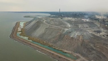 Havadan görünümü. Cüruf depolama deniz kenarı. Cüruf depolamak için bir yer. Büyük cüruf dağlar. Cüruf çukur. Hava atışı.
