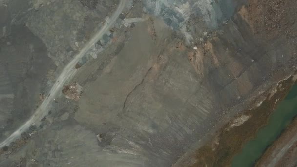 Vue aérienne. Stockage des scories sur la côte. Un endroit pour le stockage du laitier. Grandes montagnes de scories. Fosse aux scories. Plan aérien .