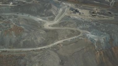 Havadan görünümü. Cüruf depolama deniz kenarı. Cüruf depolamak için bir yer. Büyük cüruf dağlar. Cüruf çukur. Hava atışı.