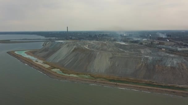 Havadan görünümü. Cüruf depolama deniz kenarı. Cüruf depolamak için bir yer. Büyük cüruf dağlar. Cüruf çukur. Hava atışı. — Stok video