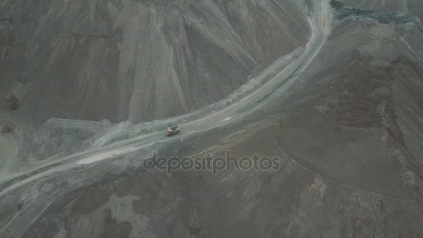 鸟瞰图。在海岸的渣存储。炉渣存放的地方。大渣山。矿渣坑。空中拍摄. — 图库视频影像