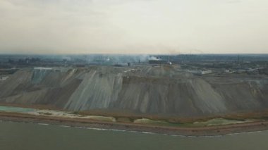 Havadan görünümü. Cüruf depolama deniz kenarı. Cüruf depolamak için bir yer. Büyük cüruf dağlar. Cüruf çukur. Hava atışı.