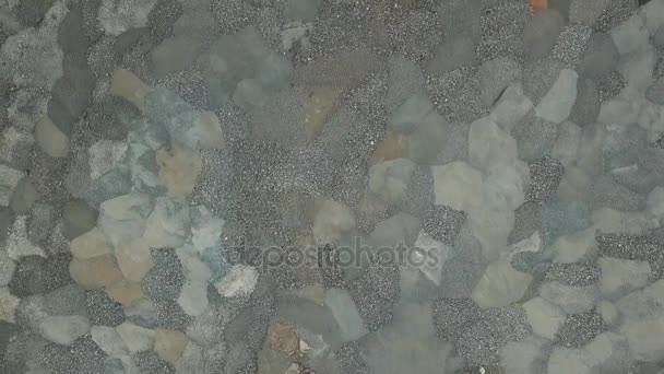 Vista aérea. Almacenamiento de escoria en la costa. Un lugar para el almacenamiento de la escoria. Grandes montañas de escoria. Fosa de escoria. Disparo aéreo . — Vídeo de stock