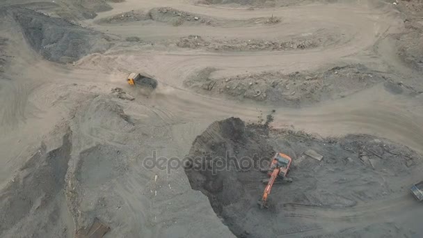 Vue aérienne. Stockage des scories sur la côte. Un endroit pour le stockage du laitier. Grandes montagnes de scories. Fosse aux scories. Plan aérien .