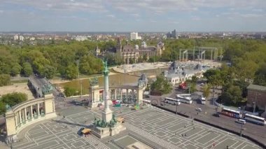 Hava video Heroes Square downtown Budapest, Macaristan - 4 k dron görüntüleri gösterir. Havadan görünümü