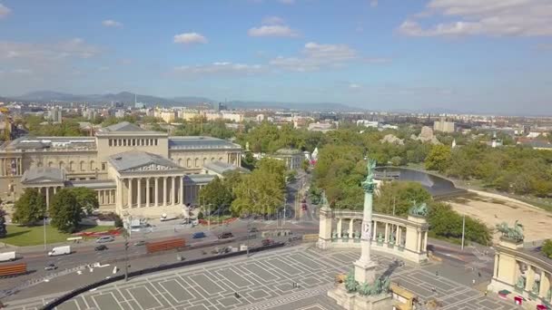 Hava video Heroes Square downtown Budapest, Macaristan - 4 k dron görüntüleri gösterir. Havadan görünümü — Stok video