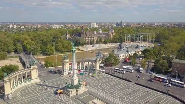 Letecké video ukazuje na náměstí hrdinů v centru města Budapešť, Maďarsko - 4 k drone záběry. Letecký pohled — Stock video