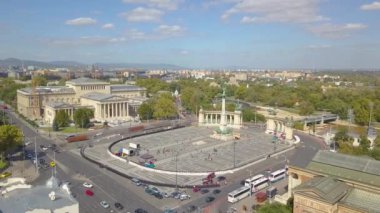 Hava video Heroes Square downtown Budapest, Macaristan - 4 k dron görüntüleri gösterir. Havadan görünümü