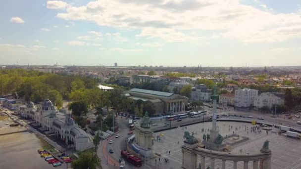 El video aéreo muestra la Plaza de los Héroes en el centro de Budapest, Hungría - imágenes de aviones no tripulados 4K. Vista aérea — Vídeos de Stock