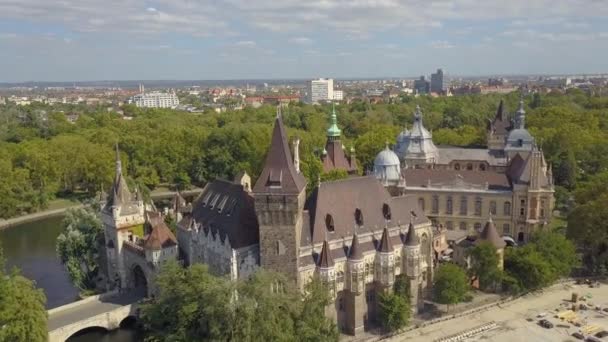 Аэровидео показывает площадь Героев в центре Будапешта, Венгрия - 4K беспилотных кадров. Вид с воздуха — стоковое видео